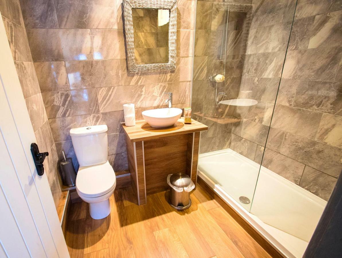 Bed and Breakfast Nik The Greek Burry Port Exteriér fotografie