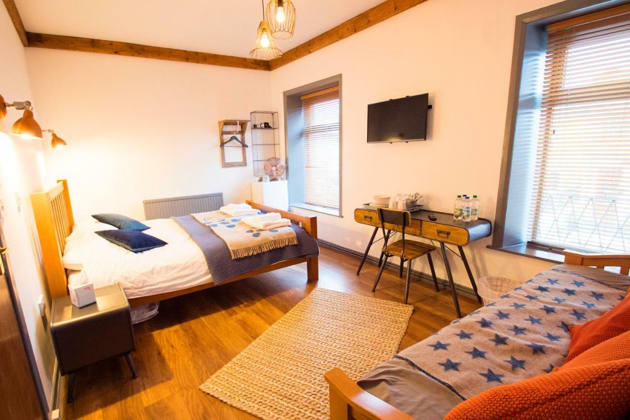 Bed and Breakfast Nik The Greek Burry Port Exteriér fotografie