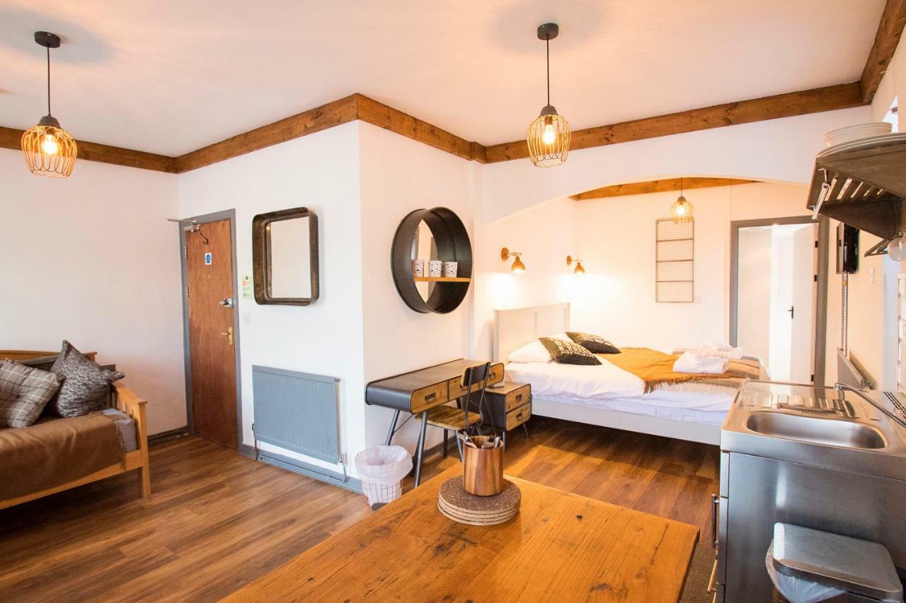 Bed and Breakfast Nik The Greek Burry Port Exteriér fotografie