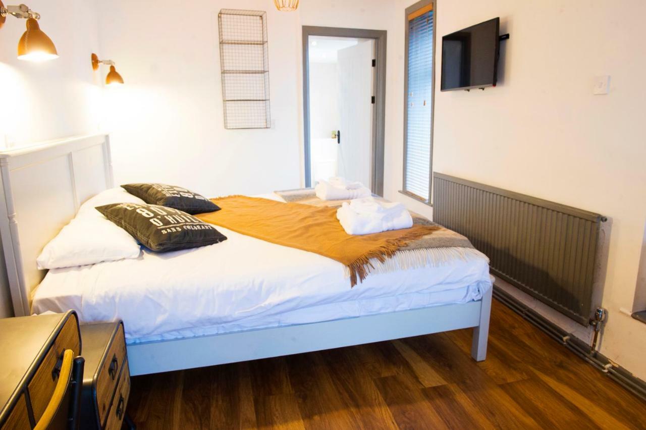 Bed and Breakfast Nik The Greek Burry Port Exteriér fotografie