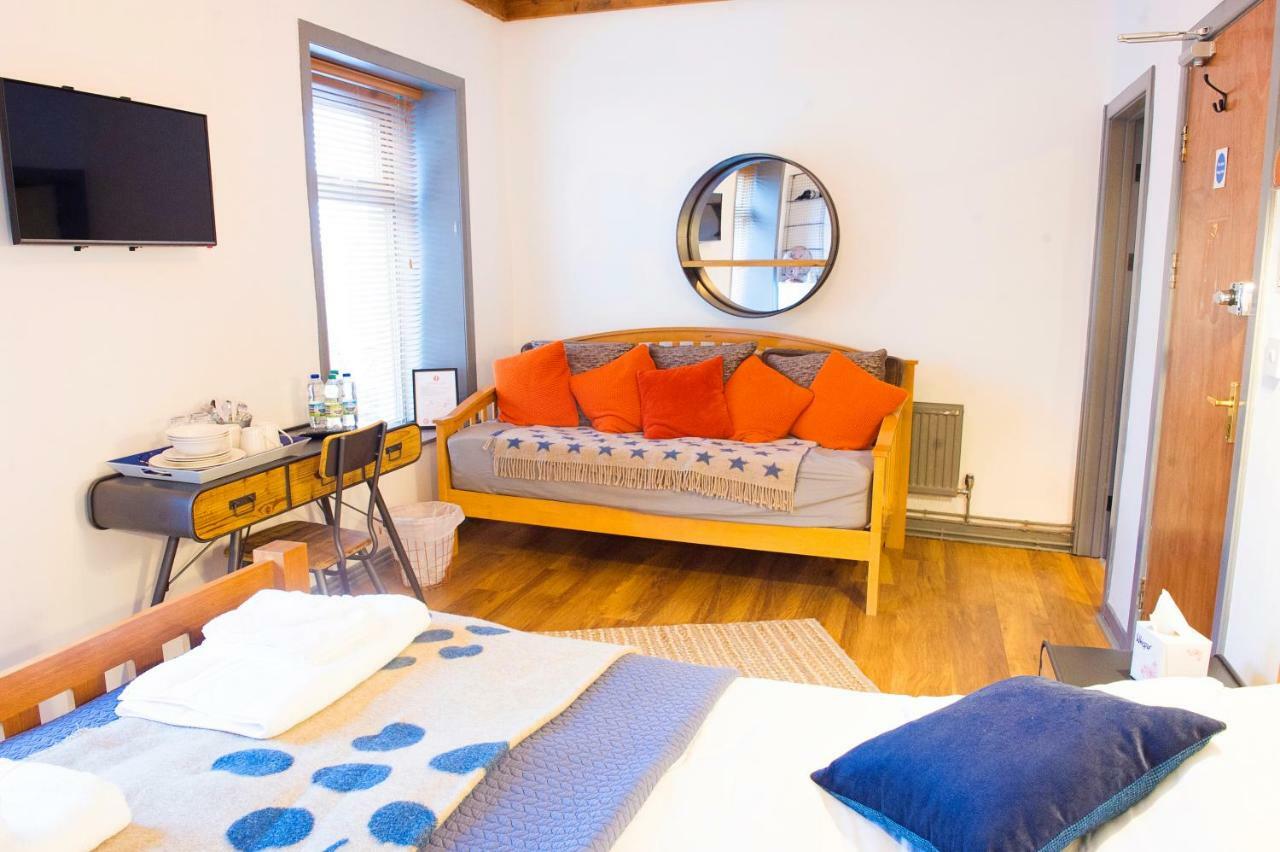 Bed and Breakfast Nik The Greek Burry Port Exteriér fotografie