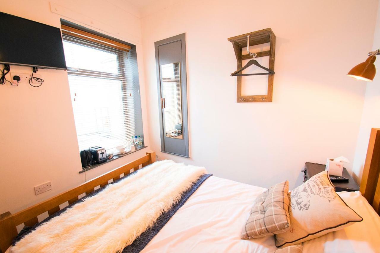 Bed and Breakfast Nik The Greek Burry Port Exteriér fotografie