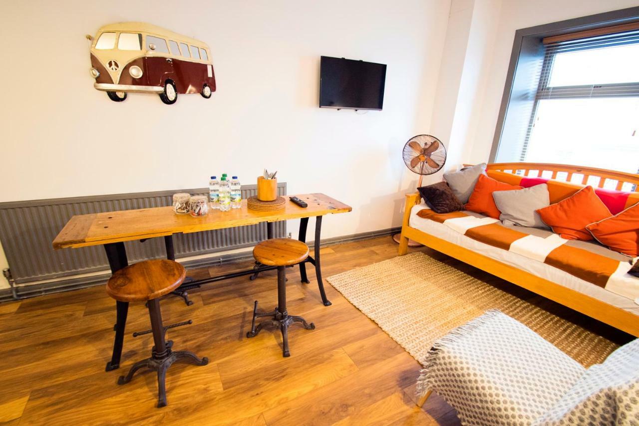 Bed and Breakfast Nik The Greek Burry Port Exteriér fotografie