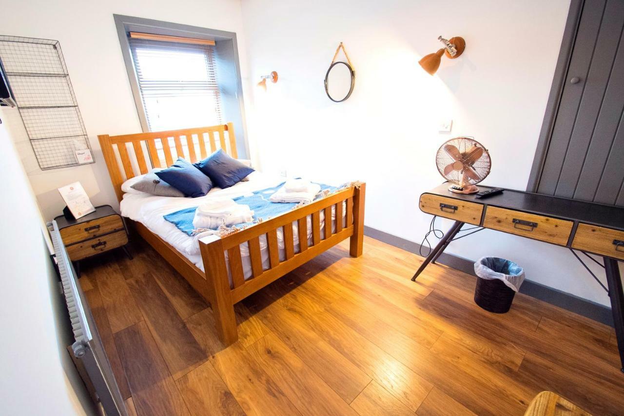 Bed and Breakfast Nik The Greek Burry Port Exteriér fotografie