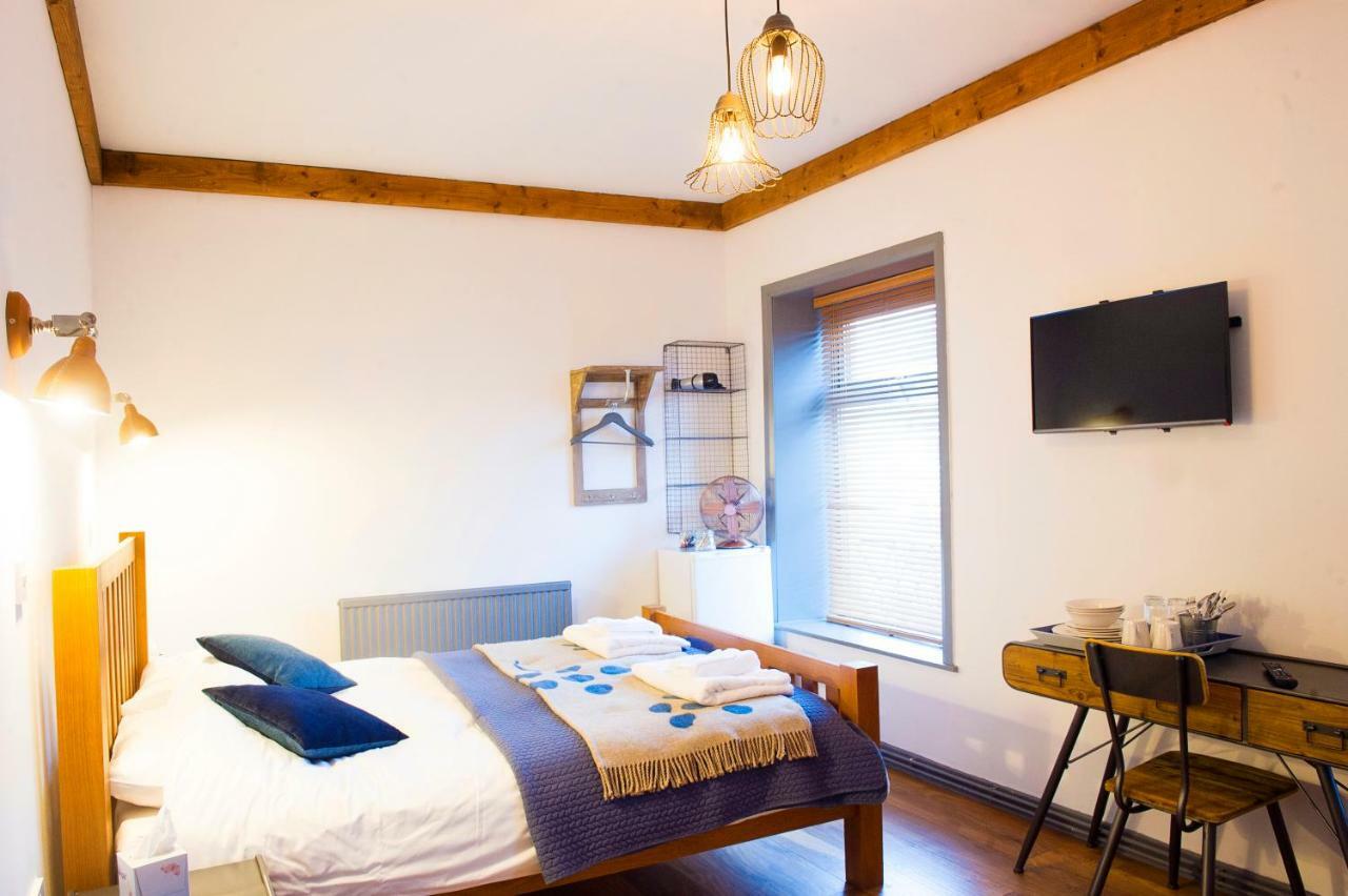 Bed and Breakfast Nik The Greek Burry Port Exteriér fotografie