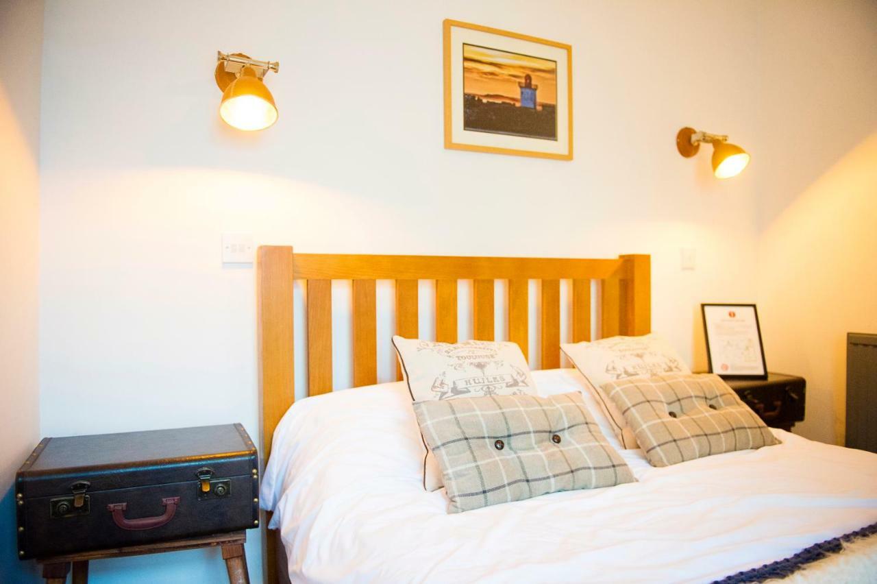 Bed and Breakfast Nik The Greek Burry Port Exteriér fotografie